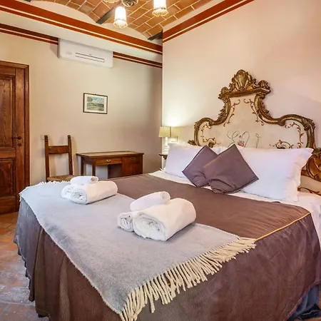 With Valley Views Near Cortona *