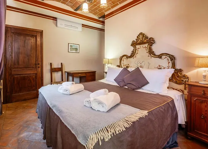 With Valley Views Near Cortona *