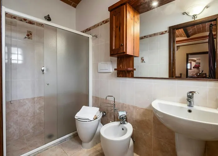 With Valley Views Near Cortona *